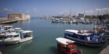 Χωρίς τις αισθήσεις του ανασύρθηκε οδηγός ΙΧ που έπεσε στο λιμάνι