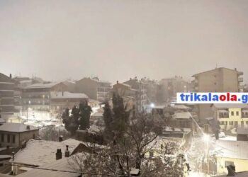 Λευκή νύχτα στη Φλώρινα: Χιονίζει ακόμα και μέσα στην πόλη