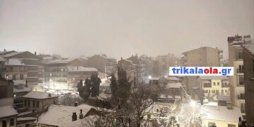 Λευκή νύχτα στη Φλώρινα: Χιονίζει ακόμα και μέσα στην πόλη