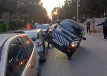 Οδηγός «σκαρφάλωσε» με το αυτοκίνητο της σε παρκαρισμένο όχημα