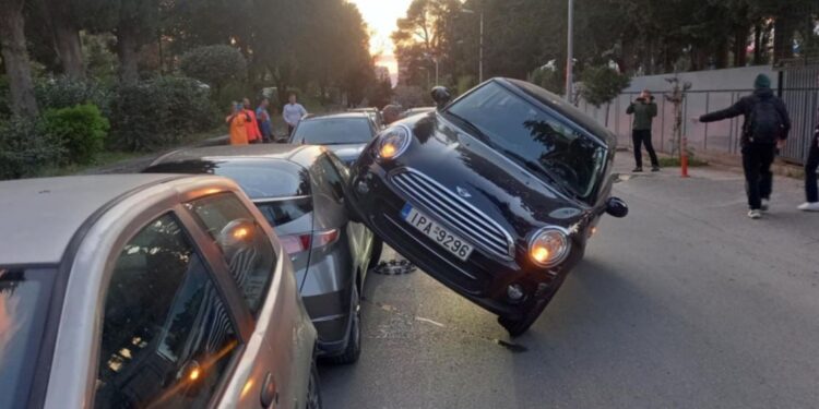 Οδηγός «σκαρφάλωσε» με το αυτοκίνητο της σε παρκαρισμένο όχημα