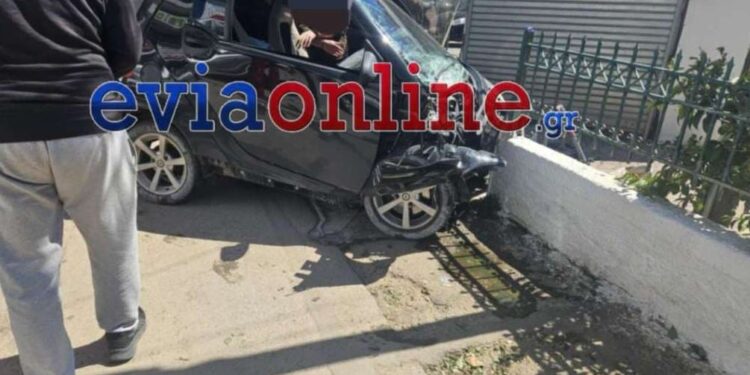 Τροχαίο στην Εύβοια: Αυτοκίνητο προσέκρουσε σε μάντρα – Απεγκλωβίστηκε μια τραυματίας