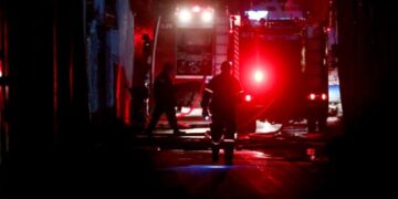 Φωτιά σε οικοπεδικό χώρο οικίας στην Αρτέμιδα: Παραδόθηκαν στις φλόγες τρία αυτοκίνητα