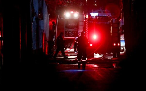 Φωτιά σε οικοπεδικό χώρο οικίας στην Αρτέμιδα: Παραδόθηκαν στις φλόγες τρία αυτοκίνητα