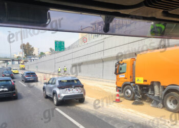 Αττική Οδός: Από την μεσαία και την αριστερή λωρίδα η κυκλοφορία – Έπεσαν χώματα στο οδόστρωμα