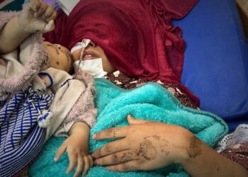 Γάζα: Μητέρα τυλιγμένη σε επιδέσμους αποχαιρετά το νεκρό βρέφος της