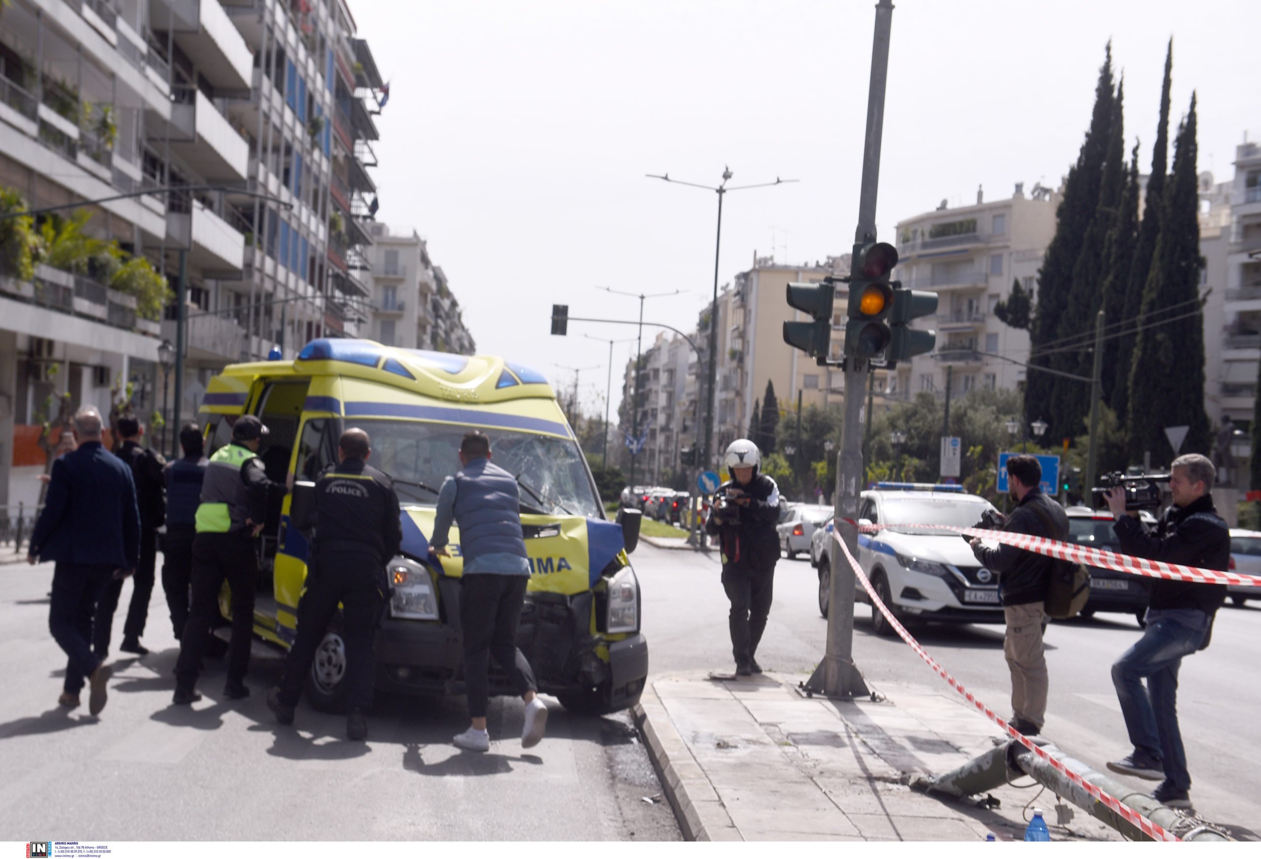 Εικόνα από το τροχαίο με ασθενοφόρο, Παγκράτι