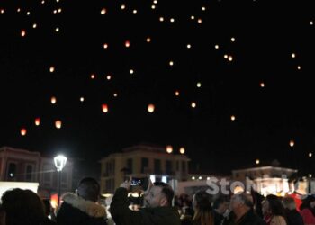 Πάσχα: Εκατοντάδες φαναράκια φώτισαν τον ουρανό της Μυτιλήνης