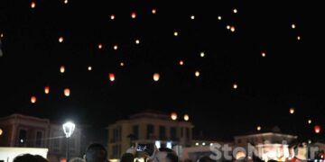 Πάσχα: Εκατοντάδες φαναράκια φώτισαν τον ουρανό της Μυτιλήνης