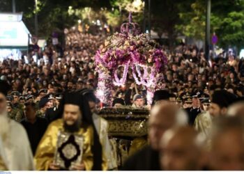 Πλήθος πιστών στην περιφορά του Επιταφίου της Μητρόπολης Αθηνών στο κέντρο της πόλης