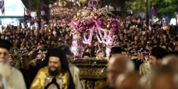 Πλήθος πιστών στην περιφορά του Επιταφίου της Μητρόπολης Αθηνών στο κέντρο της πόλης