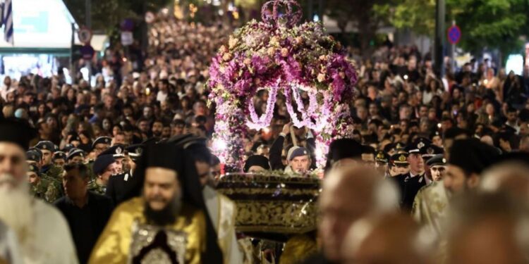Πλήθος πιστών στην περιφορά του Επιταφίου της Μητρόπολης Αθηνών στο κέντρο της πόλης
