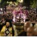 Πλήθος πιστών στην περιφορά του Επιταφίου της Μητρόπολης Αθηνών στο κέντρο της πόλης