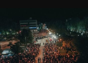 Τρίκαλα: Εντυπωσιακές εικόνες από τη συνάντηση τριών Επιταφίων στο κέντρο της πόλης