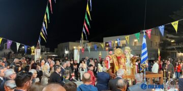 Νάξος: Ανάσταση στη Μητρόπολη Παροναξίας με βεγγαλικά και πλήθος πιστών