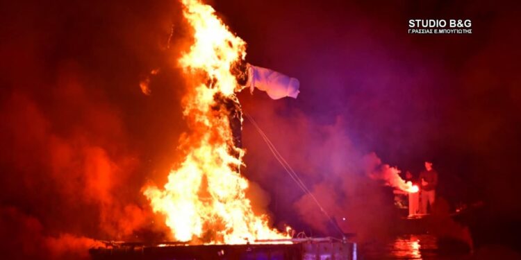 Τολό Αργολίδας: Για ακόμη μια χρονιά αναβίωσε το κάψιμο του Ιούδα μέσα στη θάλασσα