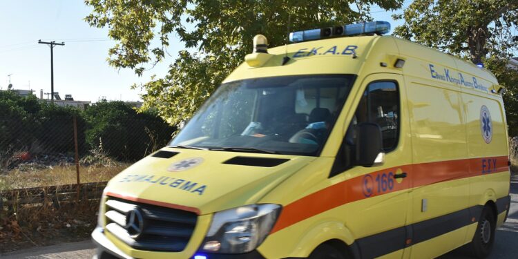 Θεσσαλονίκη: «Τρελή» πορεία αυτοκινήτου, καρφώθηκε σε στάση λεωφορείου