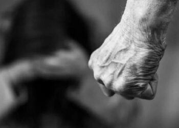 Γρονθοκόπησε την πρώην σύντροφό του στο μάτι σε είσοδο πολυκατοικίας