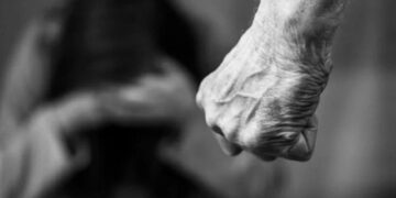 Γρονθοκόπησε την πρώην σύντροφό του στο μάτι σε είσοδο πολυκατοικίας