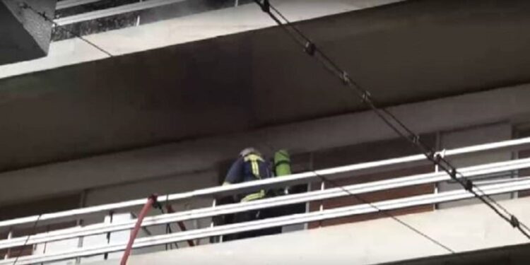 Υπό πλήρη έλεγχο η φωτιά σε διαμέρισμα στην Αθήνα