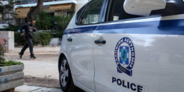 Δίδυμο ληστών μπούκαρε σε καταστήματα, ακινητοποιούσε με όπλο τους υπαλλήλους και άδειαζε τα ταμεία