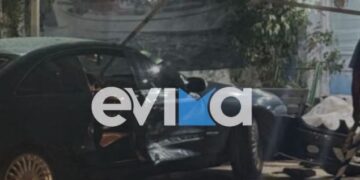 Σοβαρό τροχαίο στην Εύβοια: Αυτοκίνητο καρφώθηκε σε κατάστημα