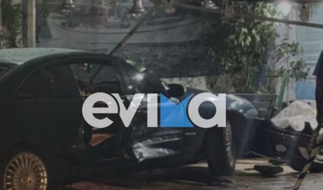 Σοβαρό τροχαίο στην Εύβοια: Αυτοκίνητο καρφώθηκε σε κατάστημα