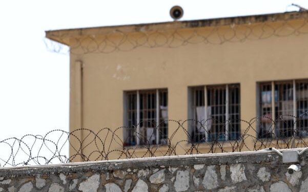 Συνελήφθη υπάλληλος της εξωτερικής φρουράς για το δέμα με τα ναρκωτικά