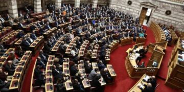 Τέμπη: Ανοίγει η δικογραφία για Καραμανλή και Σπίρτζη