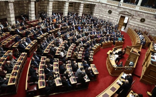 Τέμπη: Ανοίγει η δικογραφία για Καραμανλή και Σπίρτζη