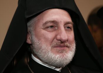 Ας κρατηθούμε ο ένας από τον άλλον και ας ανυψώσουμε αλλήλους με αγάπη, συμπόνια, συγχώρηση και έλεος