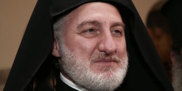 Ας κρατηθούμε ο ένας από τον άλλον και ας ανυψώσουμε αλλήλους με αγάπη, συμπόνια, συγχώρηση και έλεος