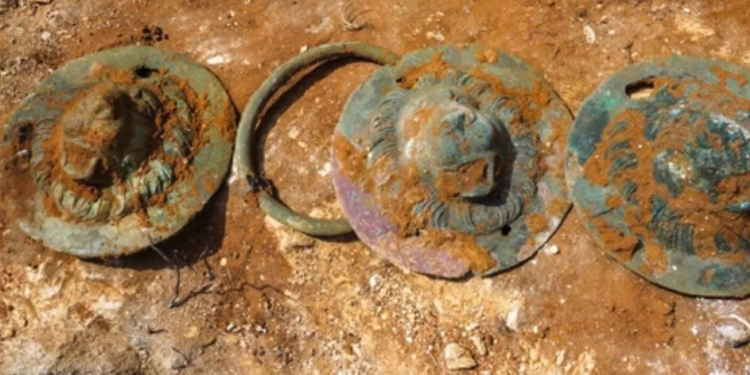 Ανακαλύφθηκαν μυστηριώδεις χάλκινοι δίσκοι με κεφάλια λιονταριών σε σφραγισμένο τάφο