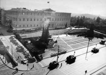 Πώς κυλούσε η ζωή στην Αθήνα λίγο πριν βγουν τα άρματα από του Γουδή