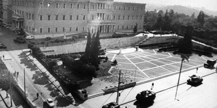 Πώς κυλούσε η ζωή στην Αθήνα λίγο πριν βγουν τα άρματα από του Γουδή