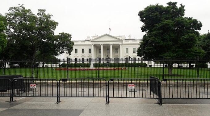 Έντονη αντιπαράθεση με τον υπουργό Οικονομικών στον Λευκό Οίκο