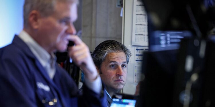 Ανώμαλη προσγείωση στη Wall – Εξανεμίστηκαν κέρδη από το ράλι της Τετάρτης