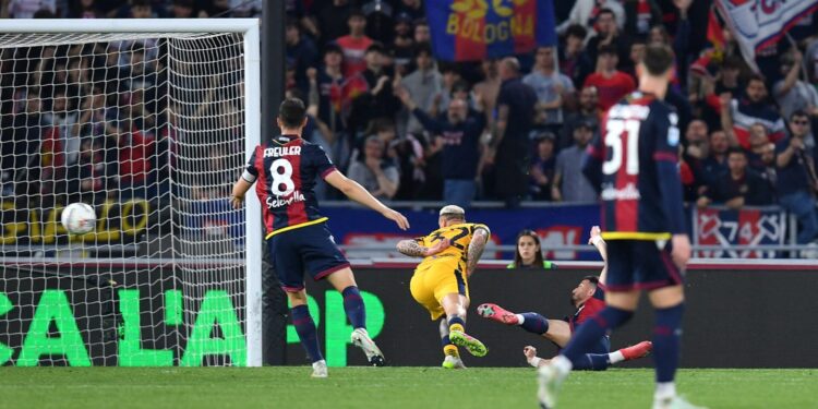 Η Μπολόνια έβαλε… φωτιά στην κορυφή