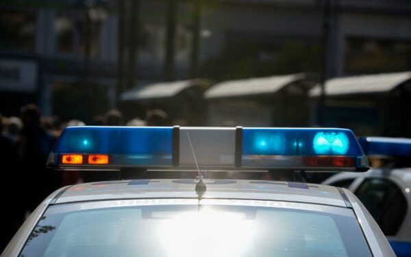 Ταυτοποιήθηκαν τρία άτομα για επιθέσεις σε πολιτικά γραφεία βουλευτών