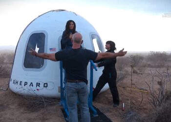 Blue Origin: Η επική γκάφα του πληρώματος και του Τζεφ Μπέζος που «πλημμύρισε» με θεωρίες συνωμοσίας τα social media