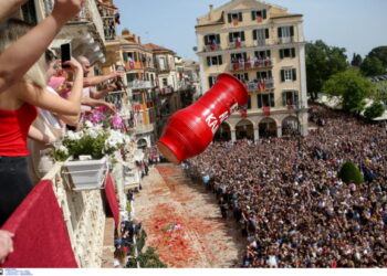 Κέρκυρα: Οι «μπότηδες» έφεραν την Πρώτη Ανάσταση στη Σπιανάδα