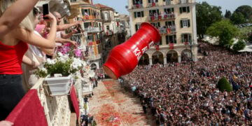 Κέρκυρα: Οι «μπότηδες» έφεραν την Πρώτη Ανάσταση στη Σπιανάδα