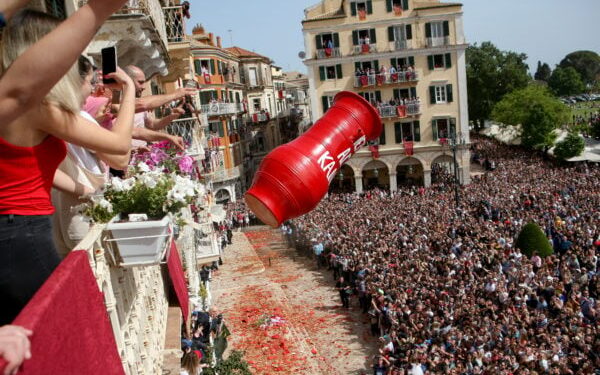 Κέρκυρα: Οι «μπότηδες» έφεραν την Πρώτη Ανάσταση στη Σπιανάδα