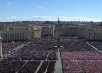Κηδεία Πάπα Φραγκίσκου: Κατάμεστη η πλατεία του Αγίου Πέτρου