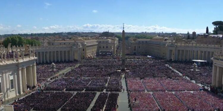 Κηδεία Πάπα Φραγκίσκου: Κατάμεστη η πλατεία του Αγίου Πέτρου
