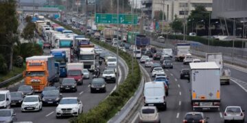 Μποτιλιάρισμα στον Πειραιά και στις εξόδους των Εθνικών Οδών – Δείτε LIVE πού υπάρχουν προβλήματα