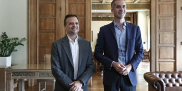 Κόντρα Δούκα – Μπακογιάννη για τα επεισόδια στα Εξάρχεια μετά τη συναυλία στον Λόφο του Στρέφη