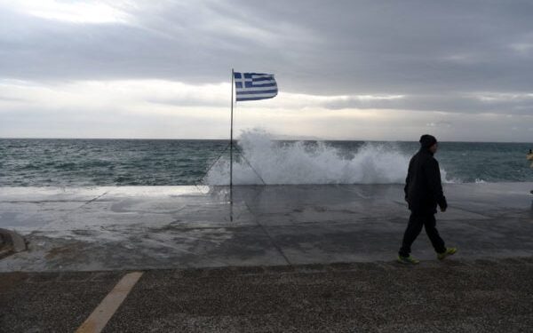 Καιρός: Τοπικές βροχές και μικρή άνοδο της θερμοκρασίας σήμερα