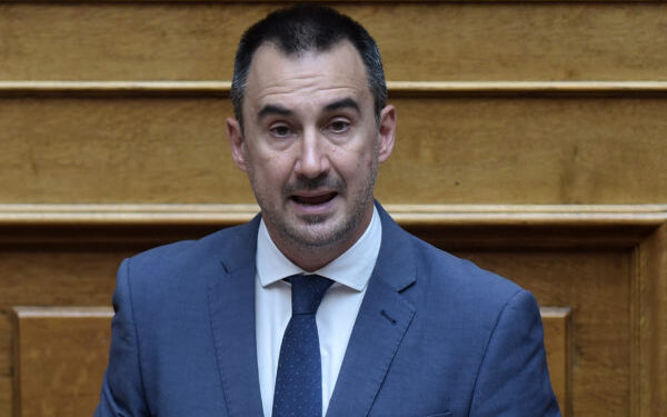 Διαψεύδει τα σενάρια παραίτησης του Αλέξη Χαρίτση