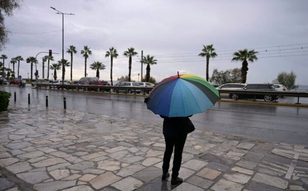 Άνοιξαν οι ουρανοί στην Αττική – Ισχυρή καταιγίδα αυτή την ώρα